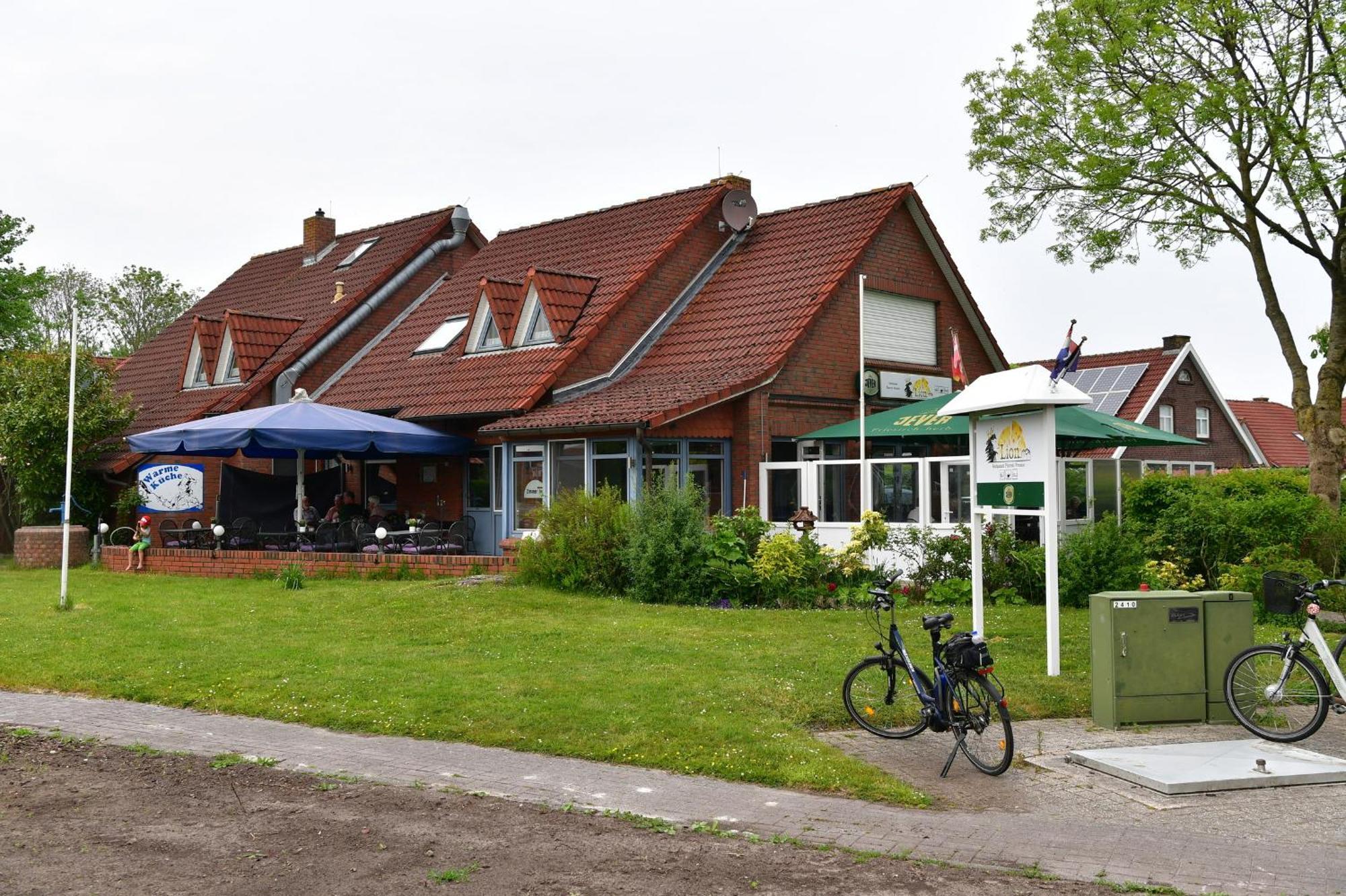 Pension Restaurant Pizzeria Lion Krummhörn エクステリア 写真